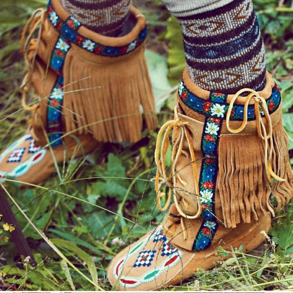 ISO!!!! Manitobah Annie McKay Mukluks - Picture 1 of 4